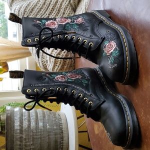 Doc Martens 1490 Vonda Chain Size 8 Floral Roses and Studs Leather Boots